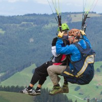 la suisse est un paradis pour le parapente en tandem