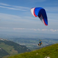 une randonnée en montagne et un vol en parapente biplace